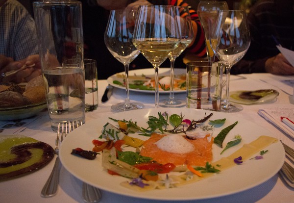 Tartare de saumon et purée de pois chiche, valse d’herbes de notre culture et sauvages, méli-mélo de légumes